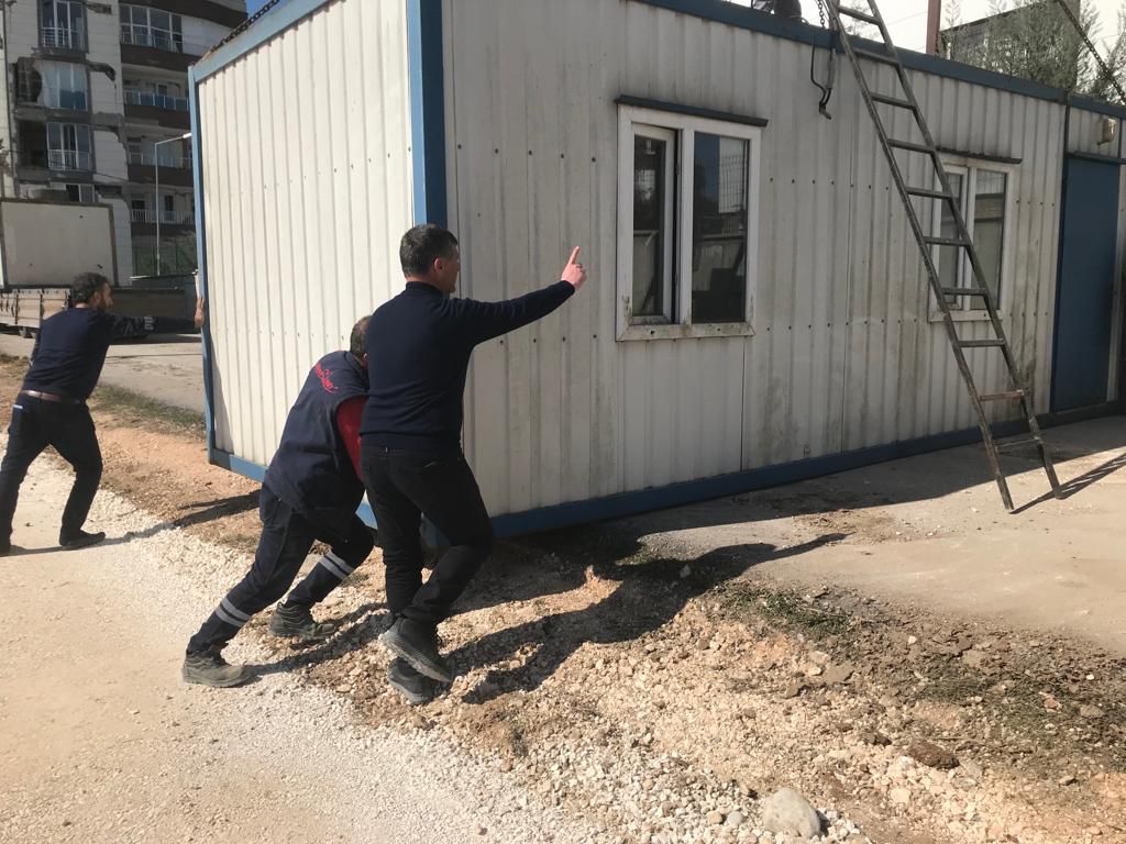 İzmit Belediyesi konteynerler ve çadırları Adıyaman’da kuruyor