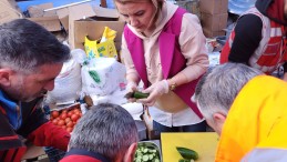 Kendi elleriyle hazırladı, vatandaşlara ikram etti