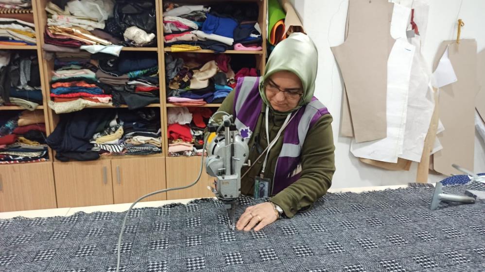 Çınar Kadın Kooperatifinin üretici kadınları dikiş makinelerinin başına depremzedeler için geçti