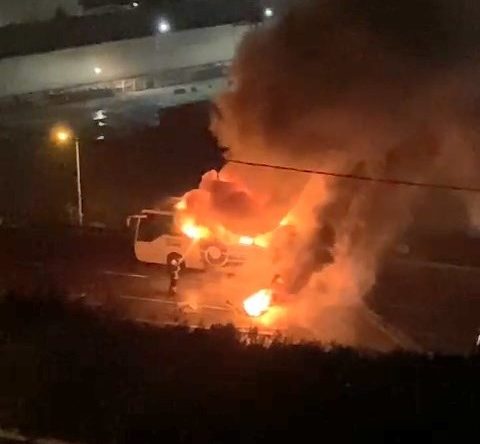 Şehirlerarası yolcu otobüsü alev alev yandı