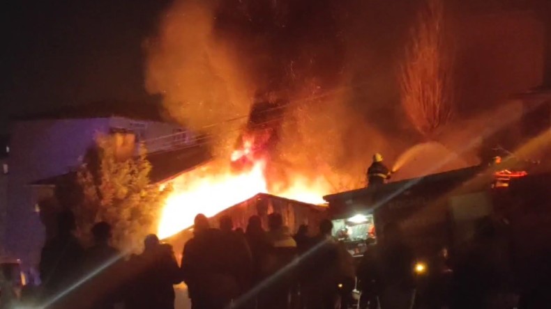 Tek katlı evde yangın; Elektrik telleri patladı