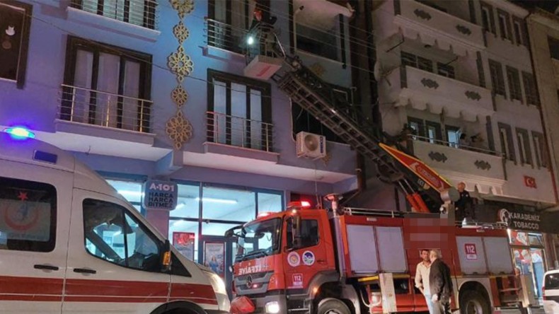 Banyoda kilitli kalan adamı itfaiye kurtardı