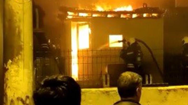 İki bina arasındaki kömürlük alev alev yandı