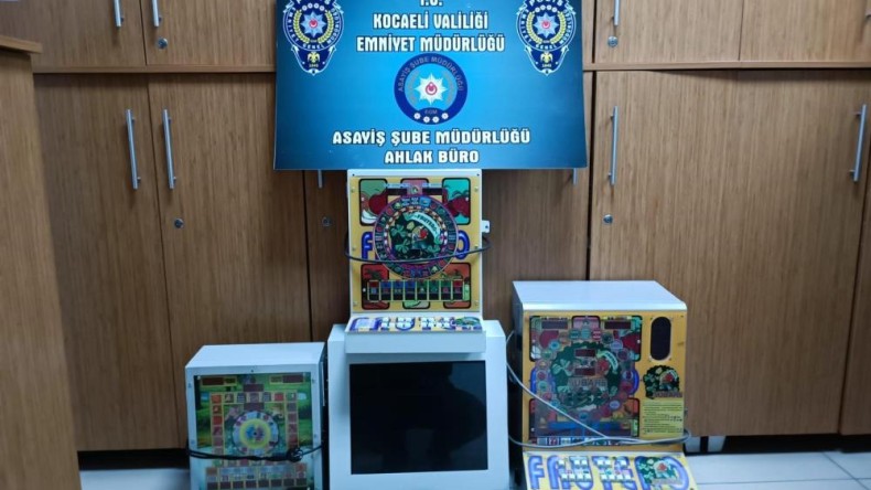 Gölcük’te kumar oynatılan iş yerine polis baskını