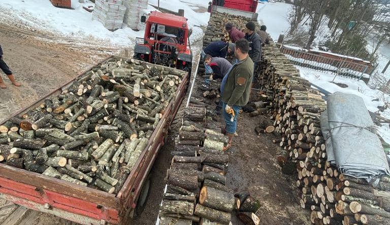 Alihocalar köyü sakinleri kışlık odunlarını Kahramanmaraş’a gönderdi