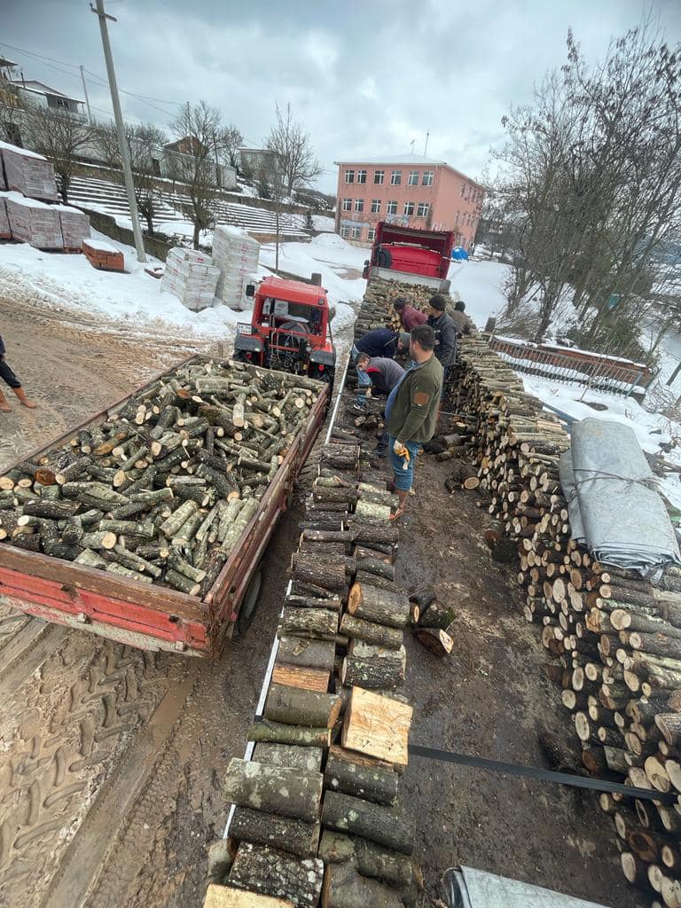 Alihocalar köyü sakinleri kışlık odunlarını Kahramanmaraş’a gönderdi