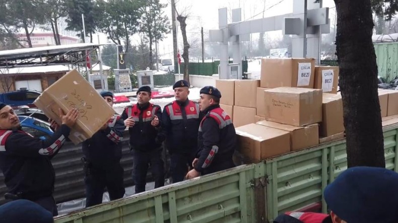 Kocaeli jandarması depremzedelerin yarasını sarmak için seferber oldu