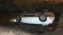 Başka araca çarpmamak için manevra yapan otomobil dereye uçtu