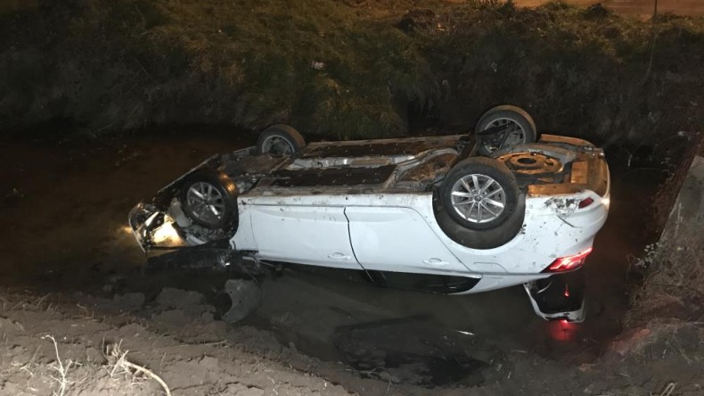 Başka araca çarpmamak için manevra yapan otomobil dereye uçtu