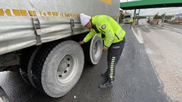 Kar yağışı ekipleri harekete geçirdi: Araçların lastikleri tek tek kontrol edildi