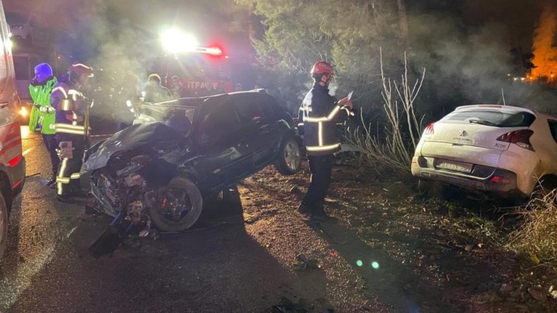 Kazada otomobil adeta kağıt gibi ezildi; 1’i ağır 6 yaralı