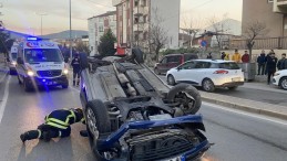 Araç direğe çarpıp takla attı, yaralılar var