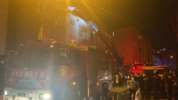 3 katlı binanın çatısında yangın