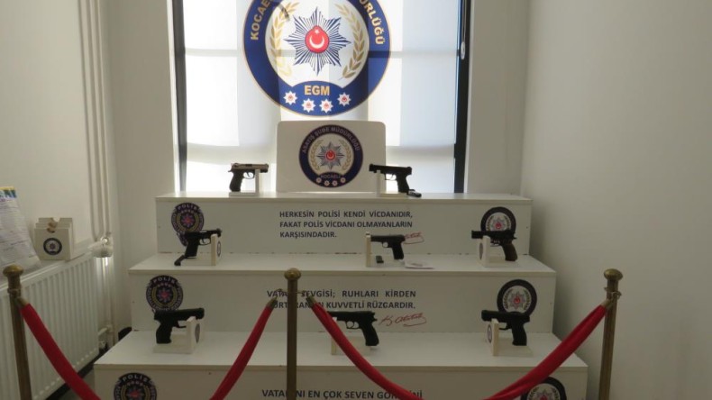 Onlarca silah ele geçirildi