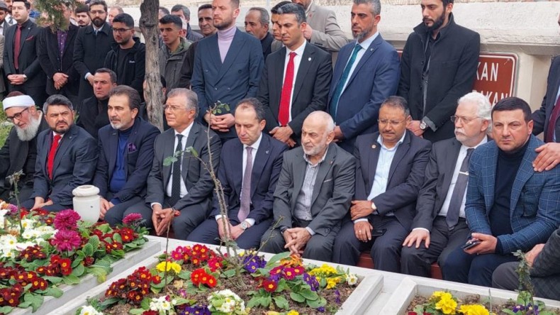 Eski Başbakan Necmettin Erbakan mezarı başında anıldı