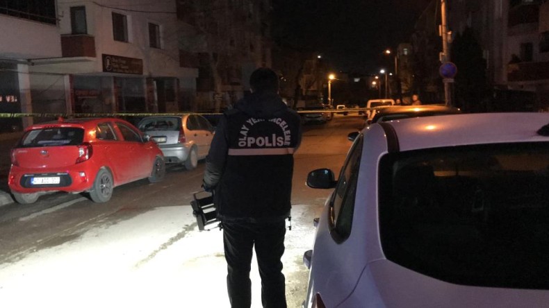 Evinin önünde silahla vuruldu