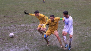 Kar yağışı nedeniyle bataklığa dönüşen zemin, futbolu oynanamaz hale getirdi