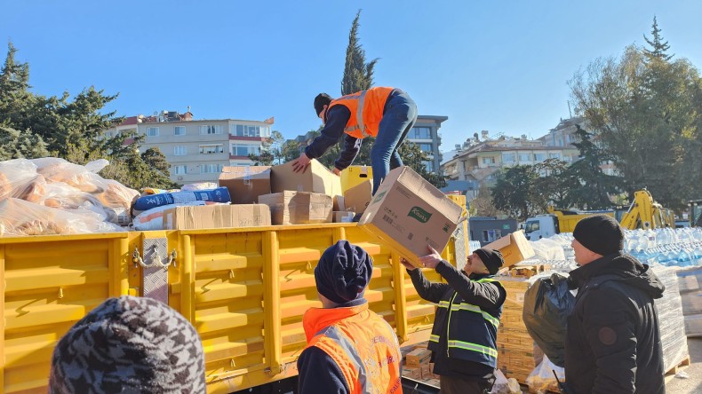 99 depremini yaşayan Gölcük, deprem bölgesi için seferber oldu