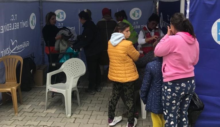 İzmitli kuaförler deprem bölgesinde hizmet veriyor