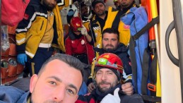 Kocaeli Büyükşehir ekipleri 85 yaşındaki kadını 152. saatte göçük altından çıkarttı