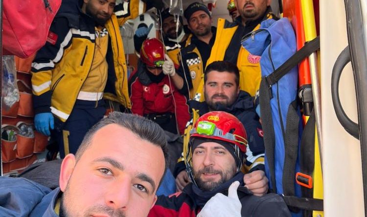 Kocaeli Büyükşehir ekipleri 85 yaşındaki kadını 152. saatte göçük altından çıkarttı