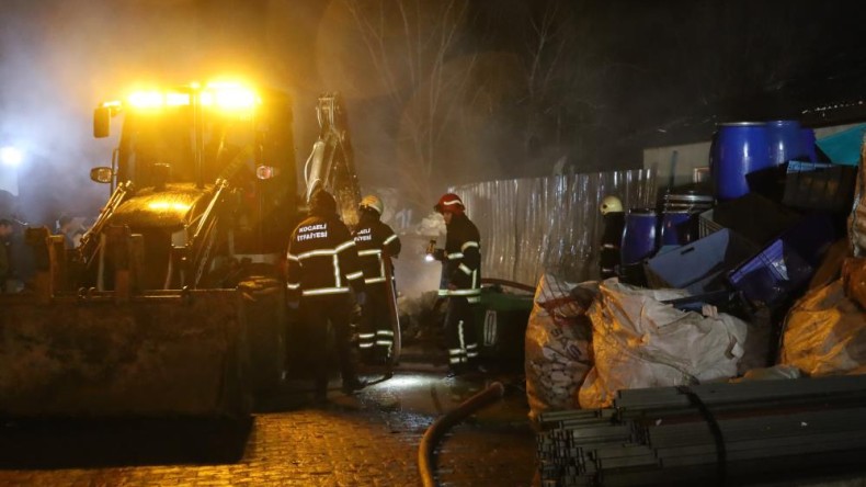 Depoda çıkan yangın bitişiğindeki eve sıçradı