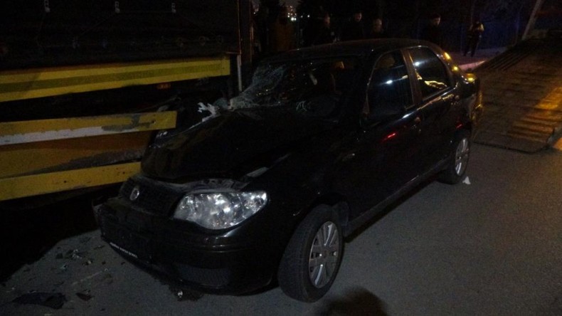 Otomobil tıra çarptı: 1’i çocuk 2 yaralı