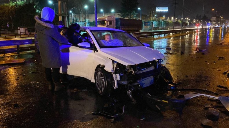 Yol çalışması olan bölgede otomobiliyle beton bariyerlere çarptı