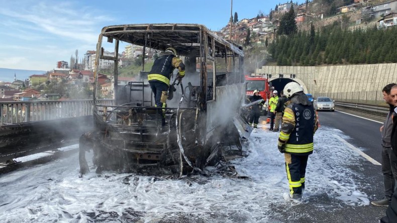 TEM’de minibüs alev topuna döndü