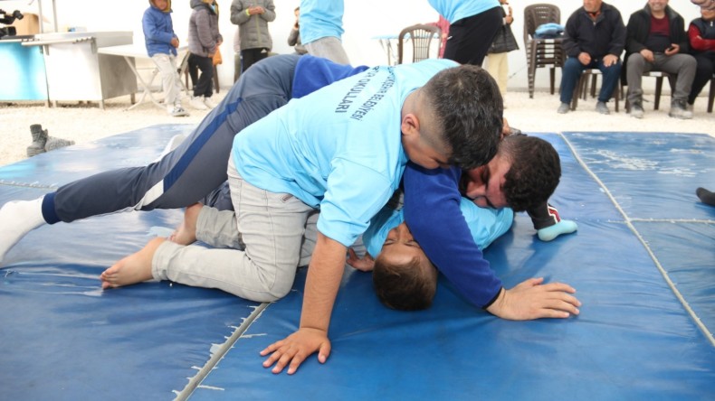 Depremzede çocuklar başpehlivanları tuş etti