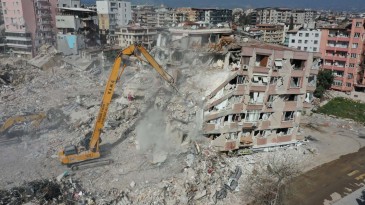 Büyükşehir, Hatay’da 51 binanın yıkımını yaptı