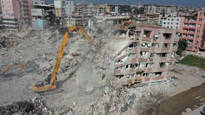 Büyükşehir, Hatay’da 51 binanın yıkımını yaptı