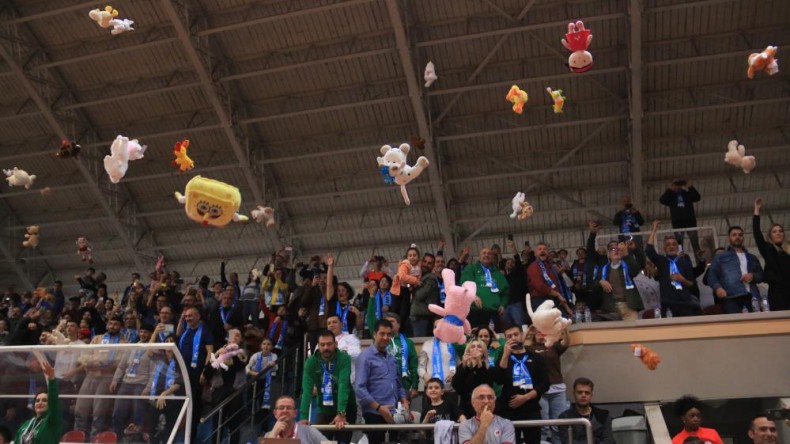 Basketbol maçında sahaya pelüş oyuncak yağdı