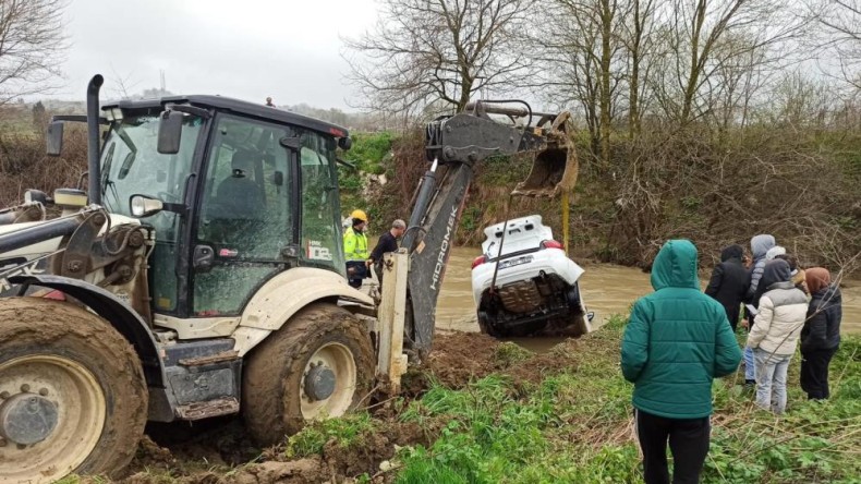 Kanala uçan araç suya gömüldü