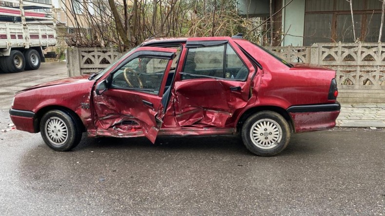 Çarpışan otomobiller duvara çarparak durdu