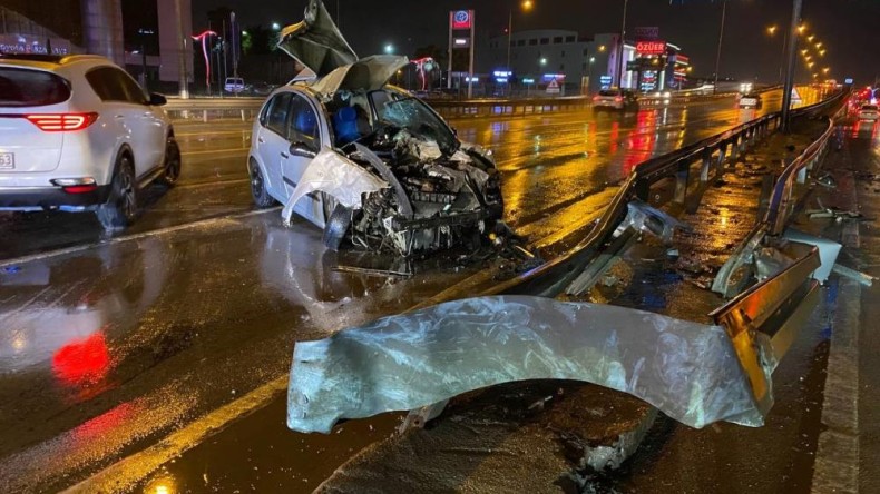 Kontrolden çıkan otomobil demir bariyerlere çarptı: Yaralılar var