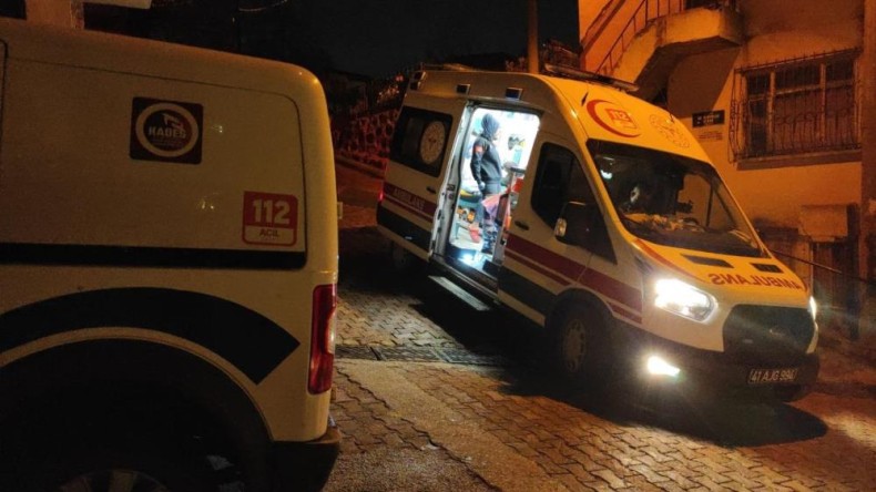 Babasına öfkelendi, yumruk attı