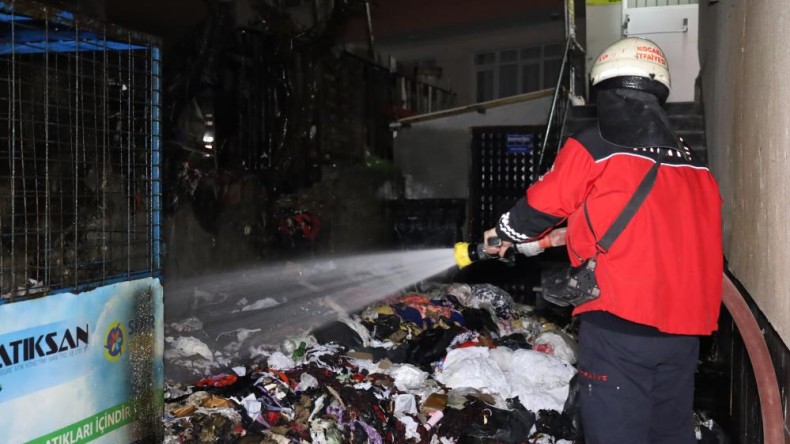 Sigara izmariti atık kumaşları yaktı