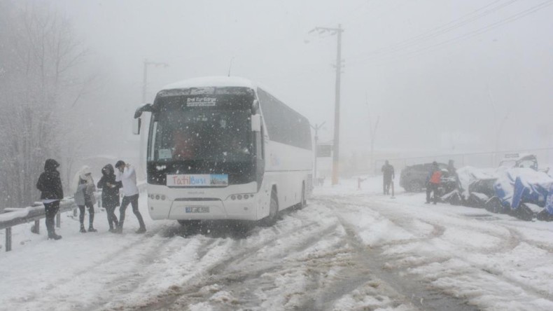 Kartepe’de kar aniden bastırınca araçlar zirveye çıkamadı