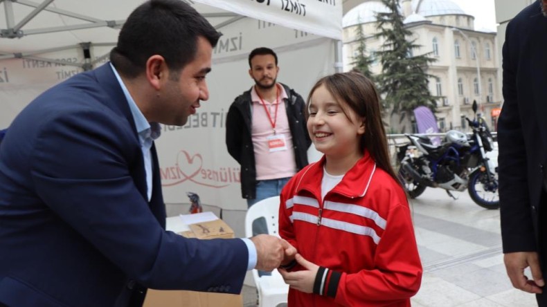 Sattığı bileklik ve kolyelerin parasını depremzedelere bağışladı