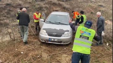 İzmit Belediyesi ekipleri yoldan çıkan aracı kurtardı
