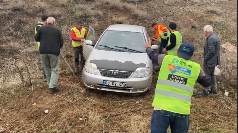 İzmit Belediyesi ekipleri yoldan çıkan aracı kurtardı