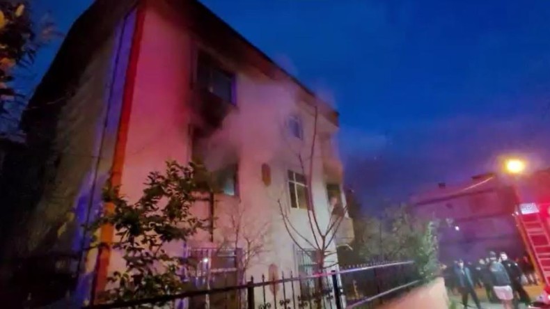 Elektrikli soba yangınından son anda kurtuldular