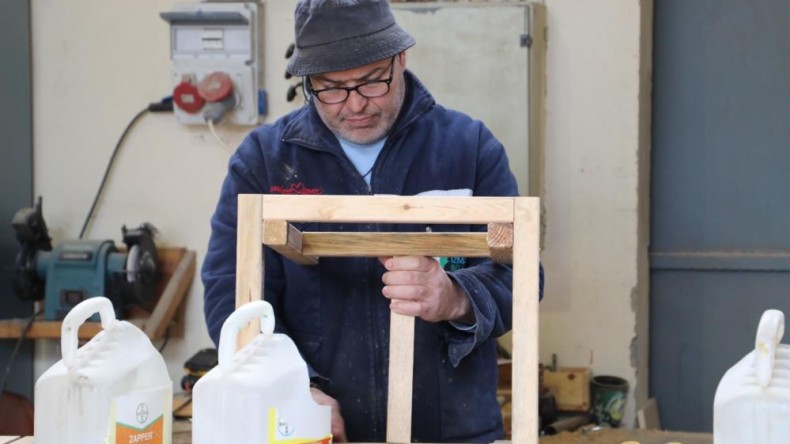 Deprem bölgesi için mobilya üretiyorlar