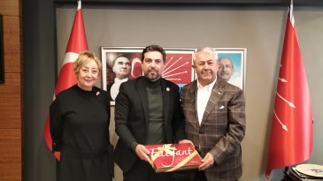 Av. Cengiz Sarıbay İl ve İzmit İlçe Başkanlığı’na yaptı