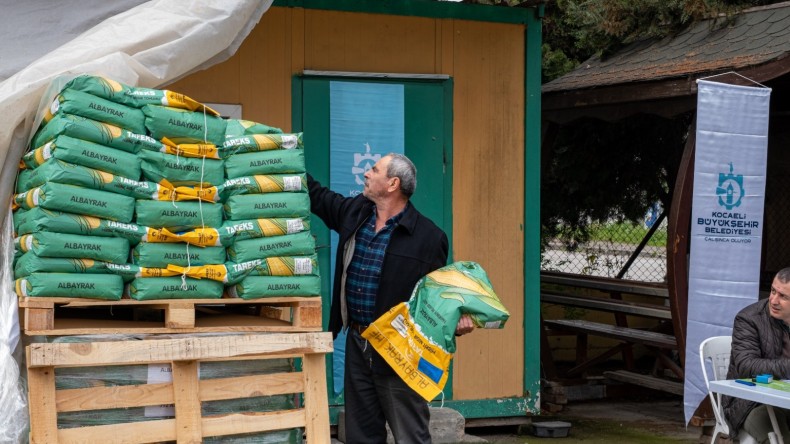 Büyükşehir, çiftçilere tohum dağıtımına başladı