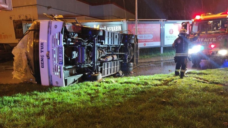 Kontrolden çıkan servis yan yattı