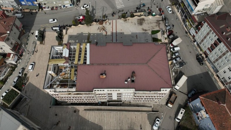 Belediye binasının yıkım çalışmaları başladı