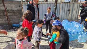 Gölcük Belediyesi Hatay’da içme suyu dağıtımını sürdürüyor