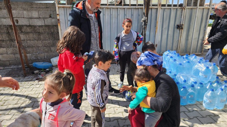 Gölcük Belediyesi Hatay’da içme suyu dağıtımını sürdürüyor